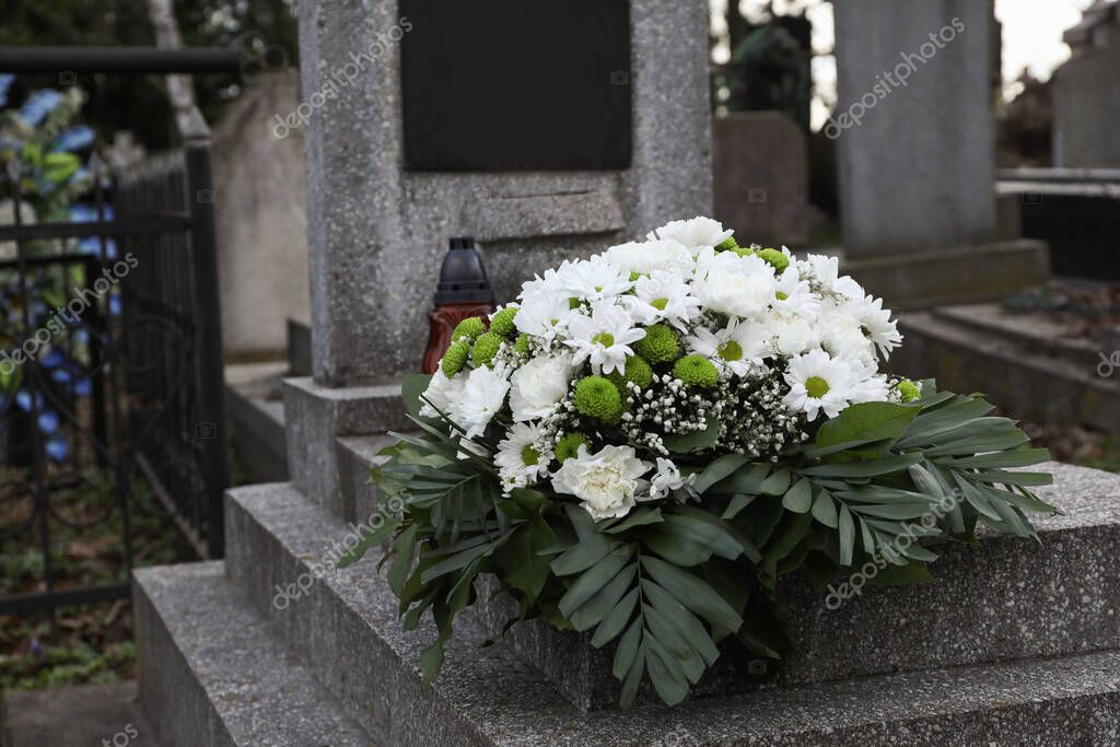 Fehér liliomos koszorú részlete